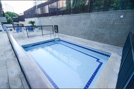 Apartamento à venda com 250m², 3 quartos e 2 vagas Apartamento à venda com 250m², 3 quartos e 2 vagasÁrea comum - Piscina