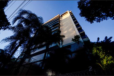 Apartamento à venda com 250m², 3 quartos e 2 vagas Apartamento à venda com 250m², 3 quartos e 2 vagasFachada