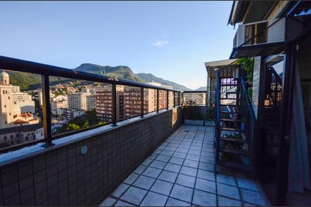 Apartamento à venda com 250m², 3 quartos e 2 vagas Apartamento à venda com 250m², 3 quartos e 2 vagasTerraço