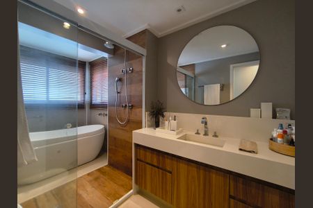 Apartamento para alugar com 198m², 3 quartos e 4 vagas Apartamento para alugar com 198m², 3 quartos e 4 vagasBanheiro da Suíte 1