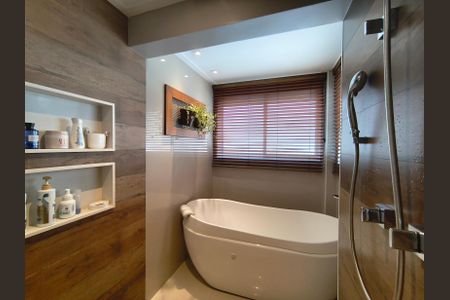 Apartamento para alugar com 198m², 3 quartos e 4 vagas Apartamento para alugar com 198m², 3 quartos e 4 vagasBanheiro da Suíte 1