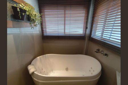 Apartamento para alugar com 198m², 3 quartos e 4 vagas Apartamento para alugar com 198m², 3 quartos e 4 vagasBanheiro da Suíte 1