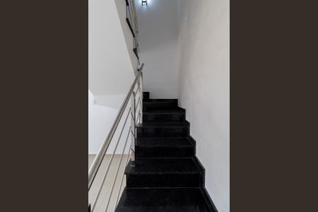 Casa à venda com 103m², 3 quartos e 2 vagas Casa à venda com 103m², 3 quartos e 2 vagasEscada