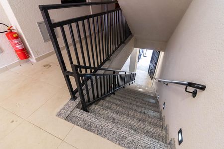 Apartamento à venda com 44m², 2 quartos e 1 vaga Apartamento à venda com 44m², 2 quartos e 1 vagaEscada