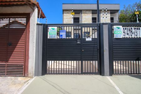 Casa à venda com 103m², 3 quartos e 2 vagas Casa à venda com 103m², 3 quartos e 2 vagasFachada