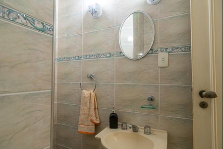 Apartamento à venda com 200m², 3 quartos e 2 vagas Apartamento à venda com 200m², 3 quartos e 2 vagasLavabo