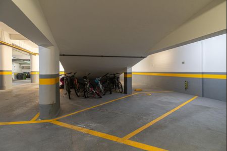 Apartamento à venda com 200m², 3 quartos e 2 vagas Apartamento à venda com 200m², 3 quartos e 2 vagasÁrea comum - Garagem 2