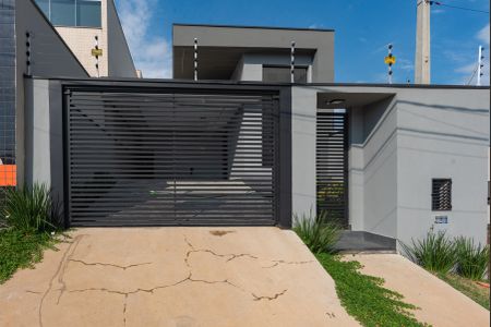 Casa à venda com 150m², 3 quartos e 3 vagas Casa à venda com 150m², 3 quartos e 3 vagasFachada