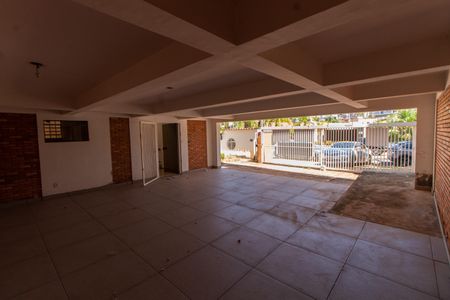 Casa à venda com 400m², 5 quartos e 8 vagas Casa à venda com 400m², 5 quartos e 8 vagasÁREA EXTERNA ABRIGO