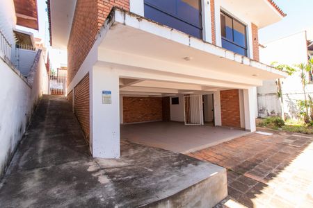 Casa à venda com 400m², 5 quartos e 8 vagas Casa à venda com 400m², 5 quartos e 8 vagasÁREA EXTERNA FRENTE