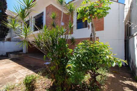 Casa à venda com 400m², 5 quartos e 8 vagas Casa à venda com 400m², 5 quartos e 8 vagasÁREA EXTERNA FRENTE