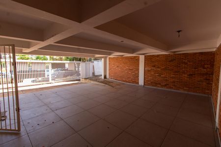 Casa à venda com 400m², 5 quartos e 8 vagas Casa à venda com 400m², 5 quartos e 8 vagasÁREA EXTERNA ABRIGO