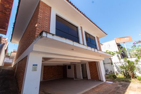 Casa à venda com 400m², 5 quartos e 8 vagas Casa à venda com 400m², 5 quartos e 8 vagasÁREA EXTERNA FRENTE