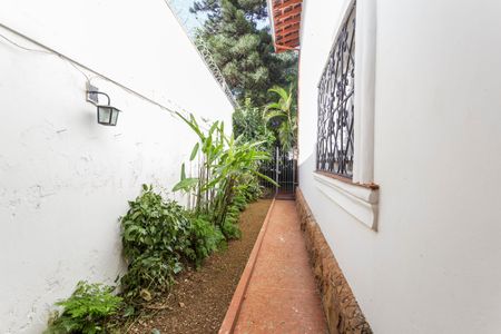 Casa à venda com 300m², 5 quartos e 4 vagas Casa à venda com 300m², 5 quartos e 4 vagasQuintal