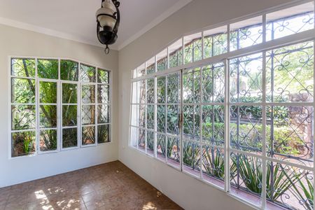 Casa à venda com 300m², 5 quartos e 4 vagas Casa à venda com 300m², 5 quartos e 4 vagasVaranda