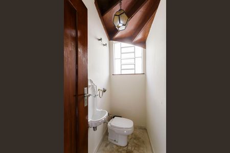 Casa à venda com 300m², 5 quartos e 4 vagas Casa à venda com 300m², 5 quartos e 4 vagasLavabo