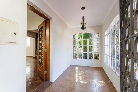 Casa à venda com 300m², 5 quartos e 4 vagas Casa à venda com 300m², 5 quartos e 4 vagasVaranda