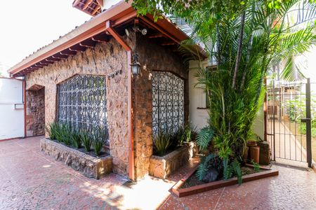 Casa à venda com 300m², 5 quartos e 4 vagas Casa à venda com 300m², 5 quartos e 4 vagasFachada