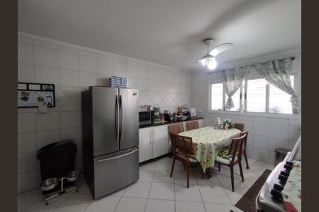 Casa à venda com 175m², 3 quartos e 3 vagas Casa à venda com 175m², 3 quartos e 3 vagasCozinha - Armários