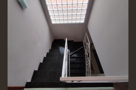 Casa à venda com 175m², 3 quartos e 3 vagas Casa à venda com 175m², 3 quartos e 3 vagasEscada