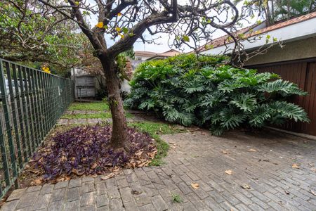 Casa à venda com 400m², 3 quartos e 4 vagas Casa à venda com 400m², 3 quartos e 4 vagasFachada