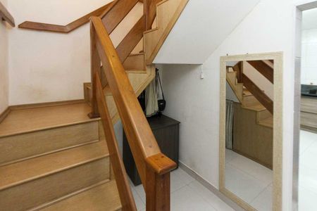 Casa à venda com 160m², 3 quartos e 2 vagas Casa à venda com 160m², 3 quartos e 2 vagasEscada