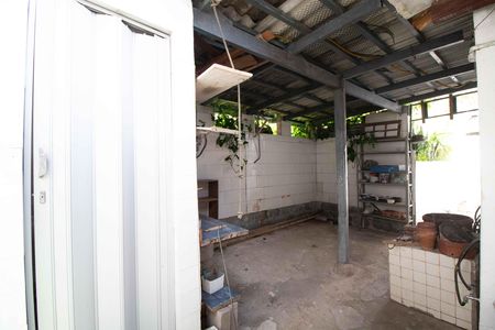 Casa à venda com 404m², 2 quartos e 2 vagas Casa à venda com 404m², 2 quartos e 2 vagasDeposito