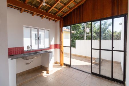 Casa à venda com 200m², 3 quartos e 2 vagas Casa à venda com 200m², 3 quartos e 2 vagasTerraço
