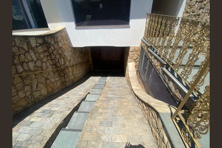 Casa à venda com 223m², 5 quartos e 4 vagas Casa à venda com 223m², 5 quartos e 4 vagasEntrada da casa