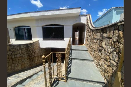 Casa à venda com 223m², 5 quartos e 4 vagas Casa à venda com 223m², 5 quartos e 4 vagasEntrada da casa