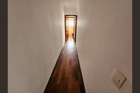 Casa à venda com 223m², 5 quartos e 4 vagas Casa à venda com 223m², 5 quartos e 4 vagasCorredor