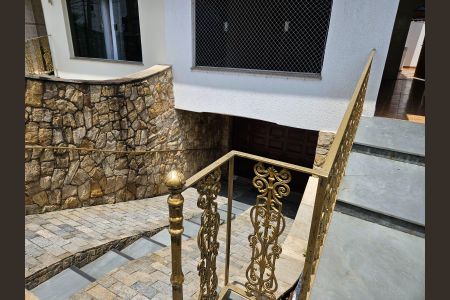 Casa à venda com 223m², 5 quartos e 4 vagas Casa à venda com 223m², 5 quartos e 4 vagasEntrada da casa