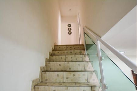 Apartamento à venda com 100m², 2 quartos e 1 vaga Apartamento à venda com 100m², 2 quartos e 1 vagaEscada