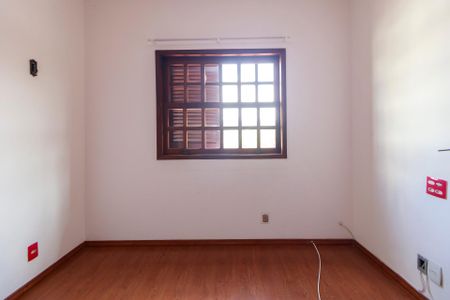Casa à venda com 260m², 5 quartos e 6 vagas Casa à venda com 260m², 5 quartos e 6 vagasQuarto