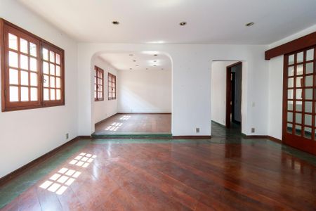 Casa à venda com 260m², 5 quartos e 6 vagas Casa à venda com 260m², 5 quartos e 6 vagasSala