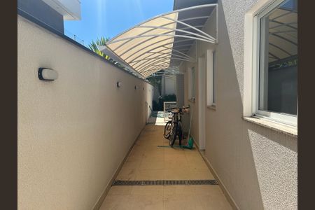 Casa de condomínio à venda com 252m², 4 quartos e 4 vagasCorredor externo