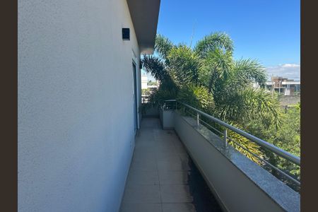 Casa de condomínio à venda com 252m², 4 quartos e 4 vagasVaranda 1