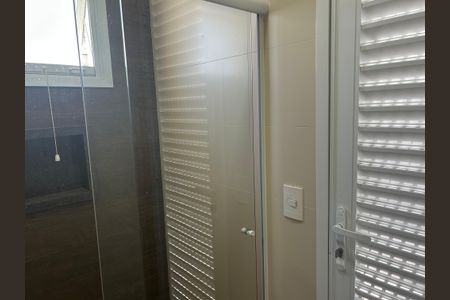 Casa de condomínio à venda com 252m², 4 quartos e 4 vagasLavabo