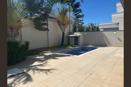 Casa de condomínio à venda com 252m², 4 quartos e 4 vagasPiscina