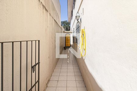 Casa à venda com 262m², 4 quartos e 2 vagas Casa à venda com 262m², 4 quartos e 2 vagasCorredor Lateral