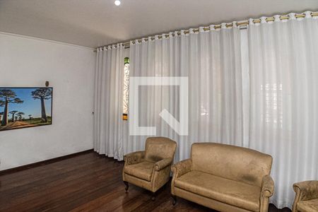 Casa à venda com 262m², 4 quartos e 2 vagas Casa à venda com 262m², 4 quartos e 2 vagasSala