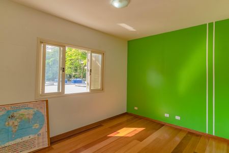 Casa à venda com 484m², 5 quartos e 6 vagas Casa à venda com 484m², 5 quartos e 6 vagasQuarto 6