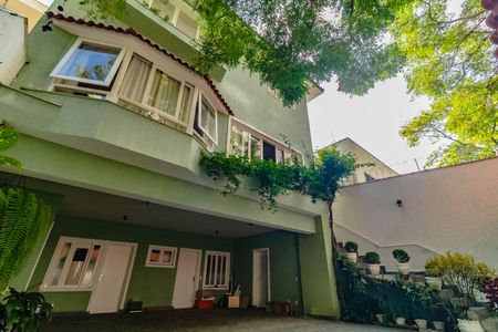 Casa à venda com 484m², 5 quartos e 6 vagas Casa à venda com 484m², 5 quartos e 6 vagasFachada