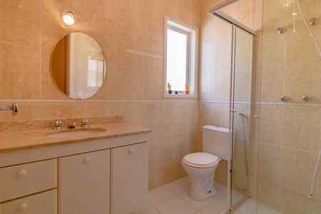 Casa à venda com 484m², 5 quartos e 6 vagas Casa à venda com 484m², 5 quartos e 6 vagasBanheiro do Quarto 7