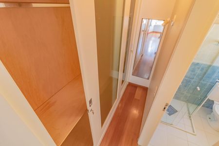 Casa à venda com 484m², 5 quartos e 6 vagas Casa à venda com 484m², 5 quartos e 6 vagasCorredor