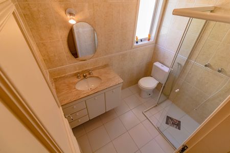 Casa à venda com 484m², 5 quartos e 6 vagas Casa à venda com 484m², 5 quartos e 6 vagasBanheiro do Quarto 7