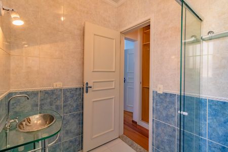 Casa à venda com 484m², 5 quartos e 6 vagas Casa à venda com 484m², 5 quartos e 6 vagasBanheiro Social