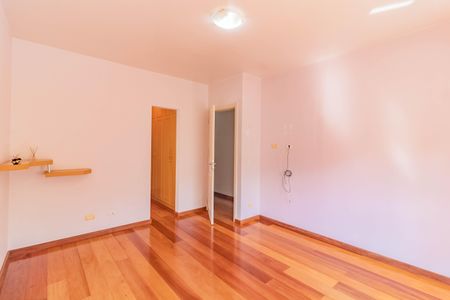 Casa à venda com 484m², 5 quartos e 6 vagas Casa à venda com 484m², 5 quartos e 6 vagasQuarto 5