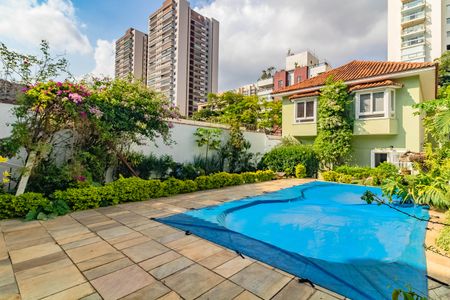 Casa à venda com 484m², 5 quartos e 6 vagas Casa à venda com 484m², 5 quartos e 6 vagasÁrea comum