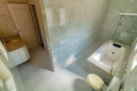 Casa à venda com 484m², 5 quartos e 6 vagas Casa à venda com 484m², 5 quartos e 6 vagasBanheiro do Quarto 8